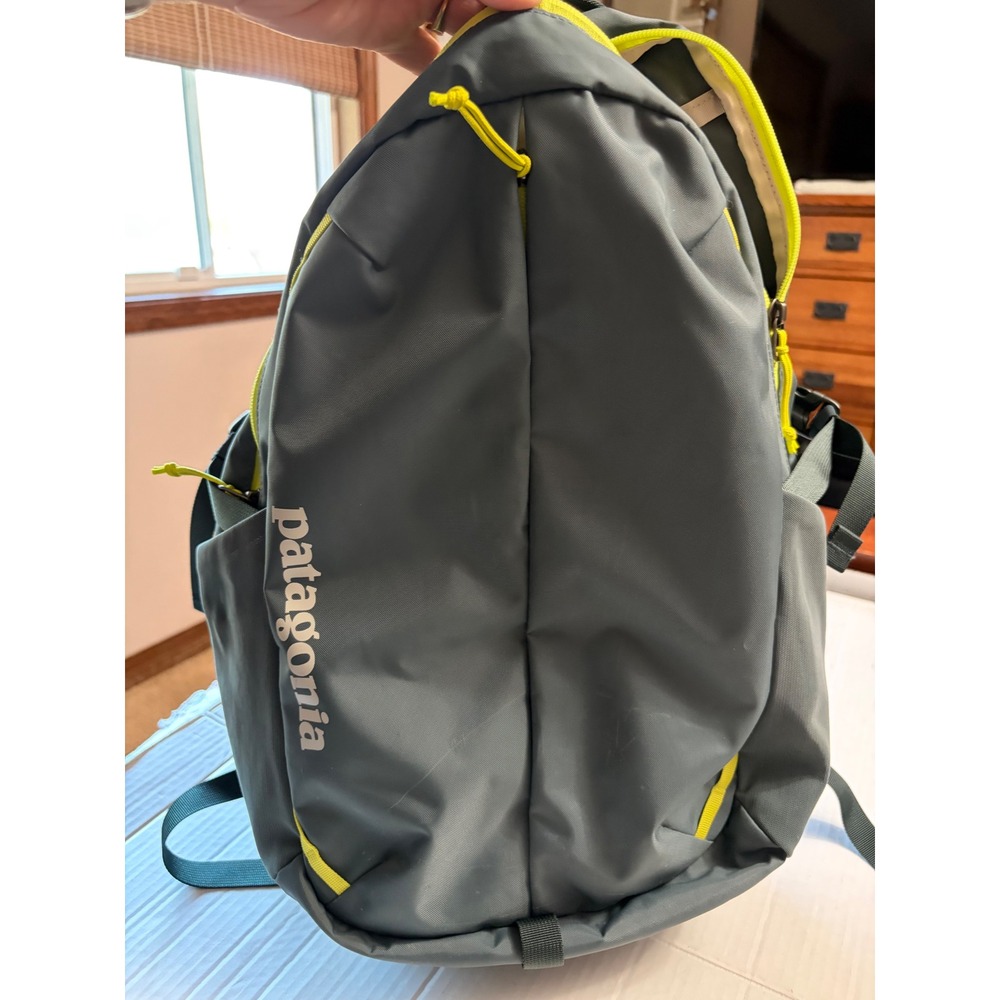 Patagonia Refugio Daypack 26L Gray Lime Green Backpack 47912 Laptop Sleeve